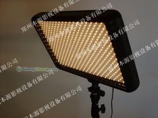 便攜式LED 1200雙色溫?cái)?shù)字化平板攝影燈 移動(dòng)演播室與新聞采訪(fǎng)的照明新標(biāo)桿